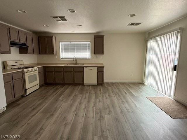 8012 Dutch Villas St - Photo 6 of 16