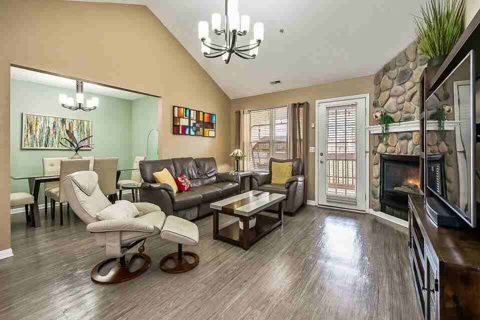 1550 Oakfield Dr - Photo 4 of 34