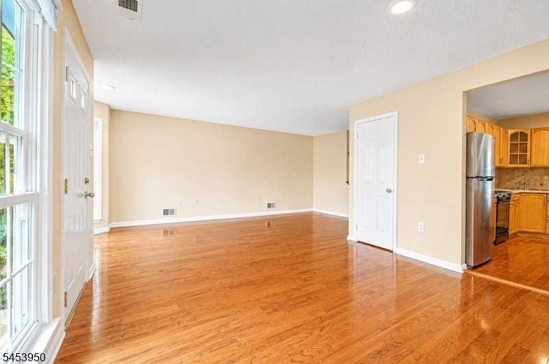 76 Boston St - Photo 4 of 18