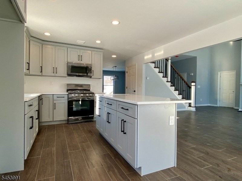 22 Woodcott Dr - Photo 4 of 15