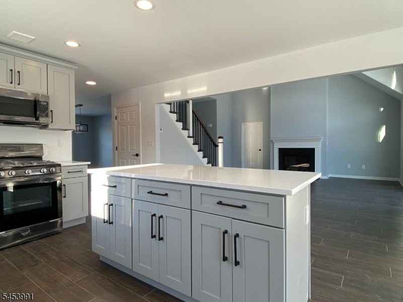 22 Woodcott Dr - Photo 5 of 15