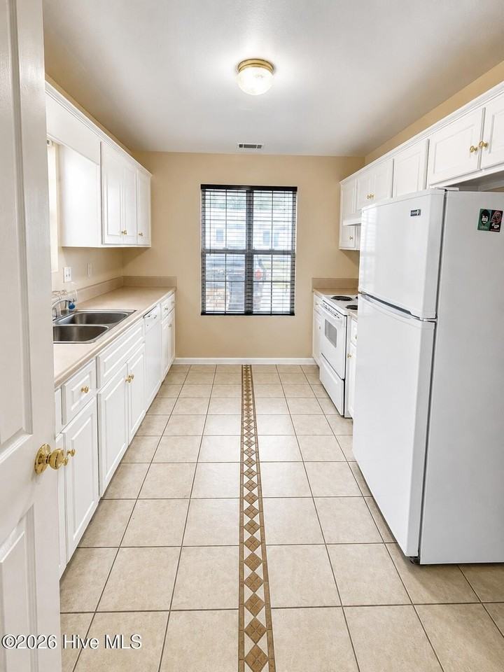 1420 Perry Ave - Photo 4 of 10