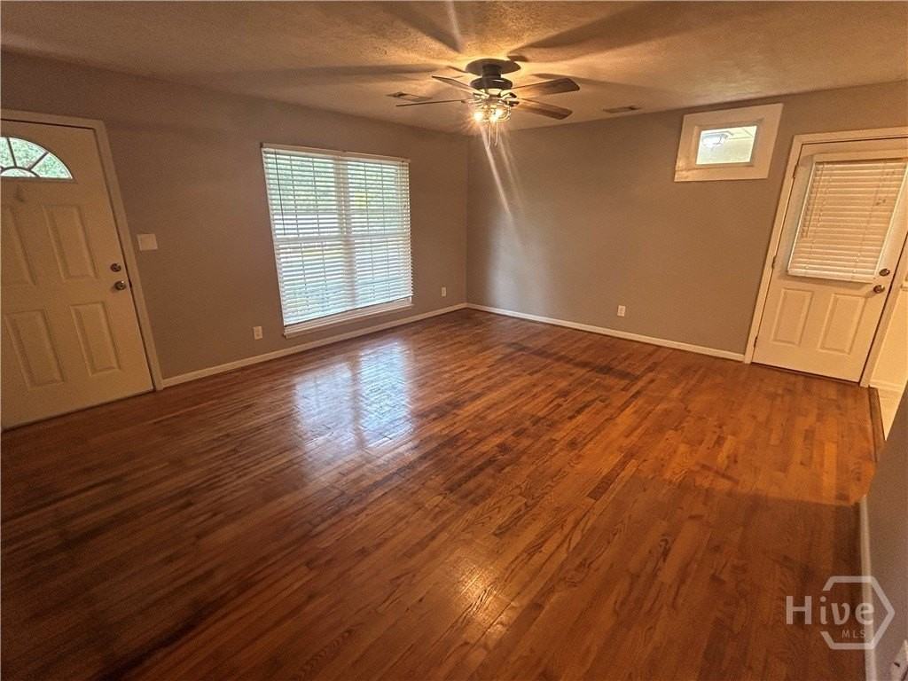 1020 Tuxedo Ln - Photo 6 of 31