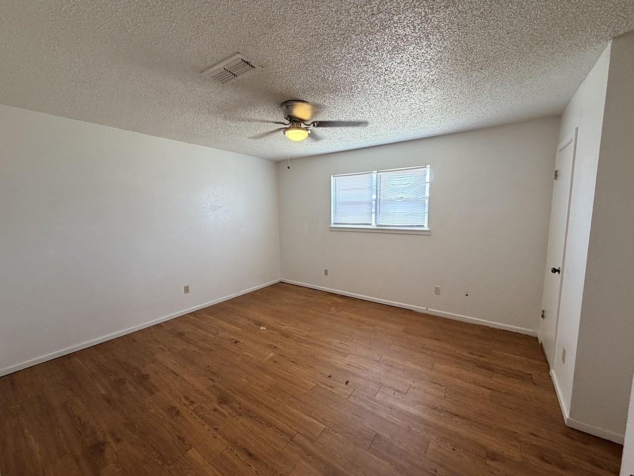 6129 35th St - Photo 6 of 7