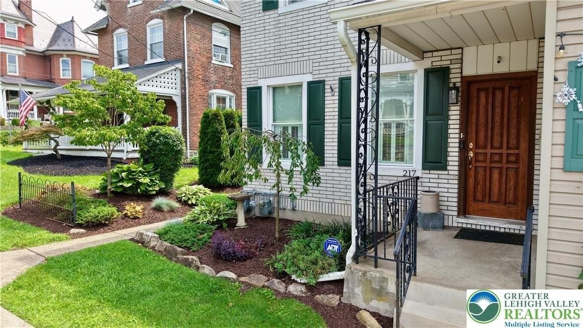 217 Bridge St #1stFL - Photo 2 of 33