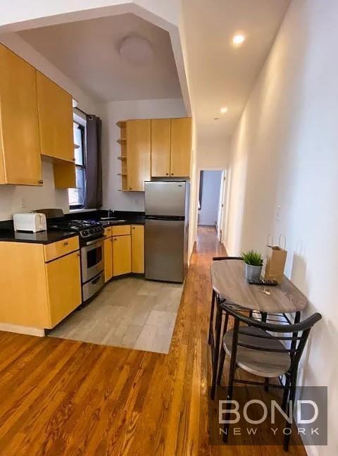 407 W 51st St - Photo 3 of 7