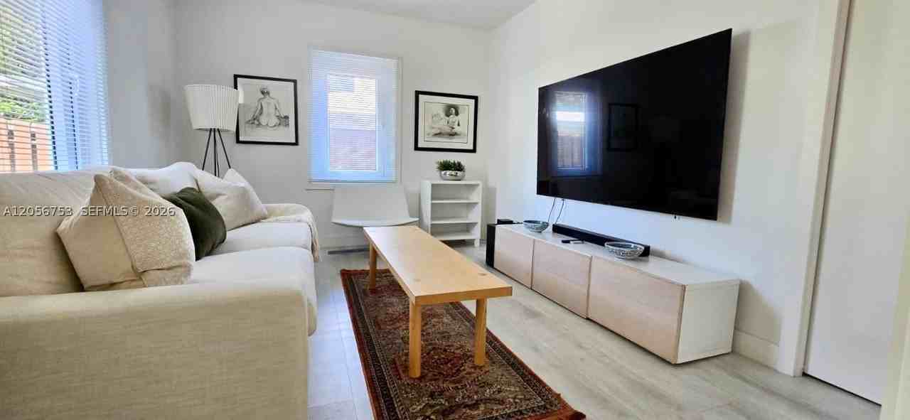 712 Sw 9th St #1 - Photo 7 of 23