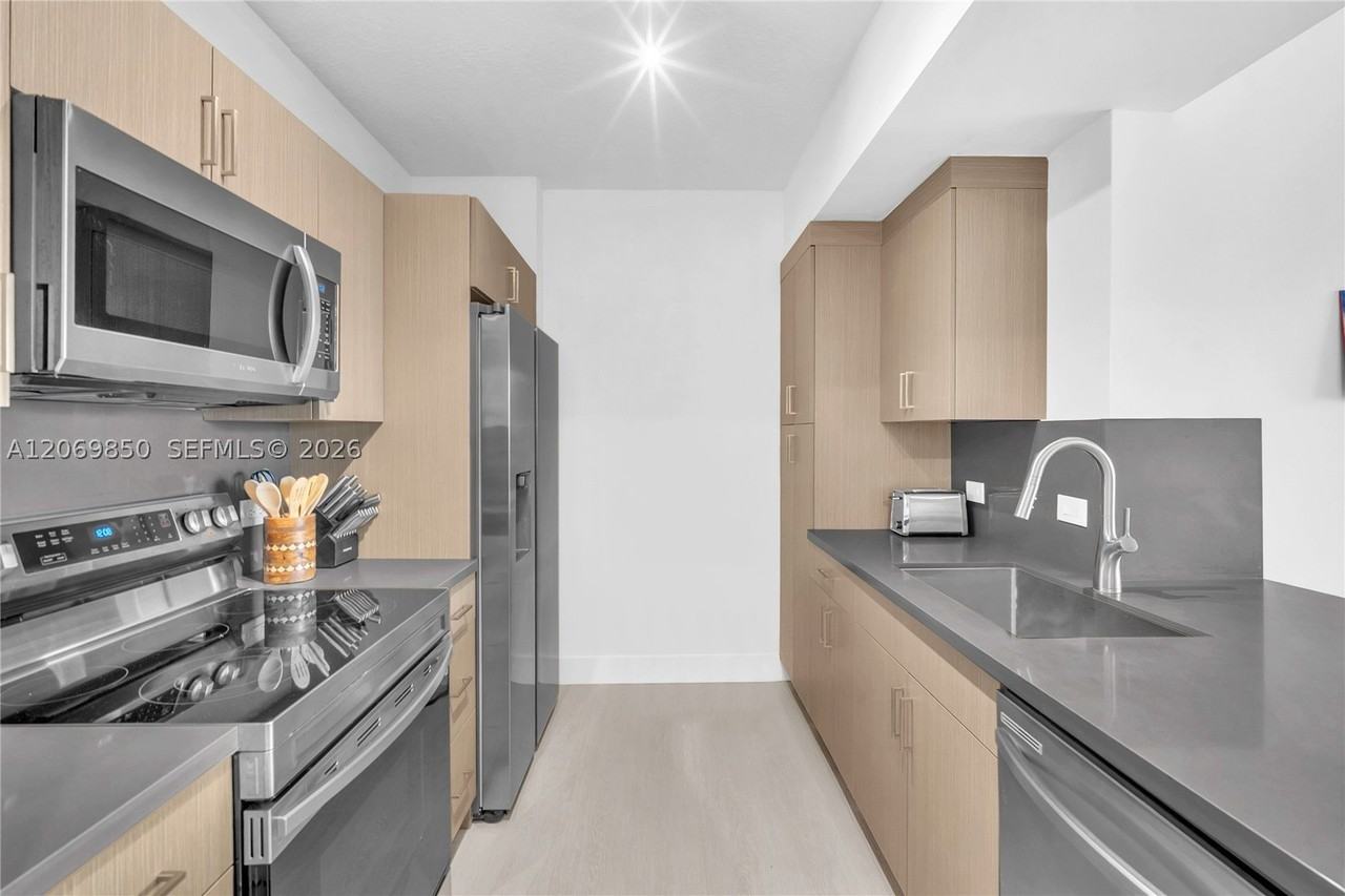 18800 Ne 29th Ave - Photo 5 of 50