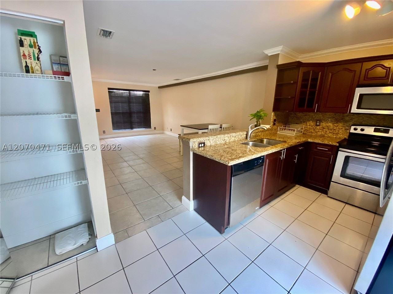 2864 Cambridge Ln - Photo 3 of 14