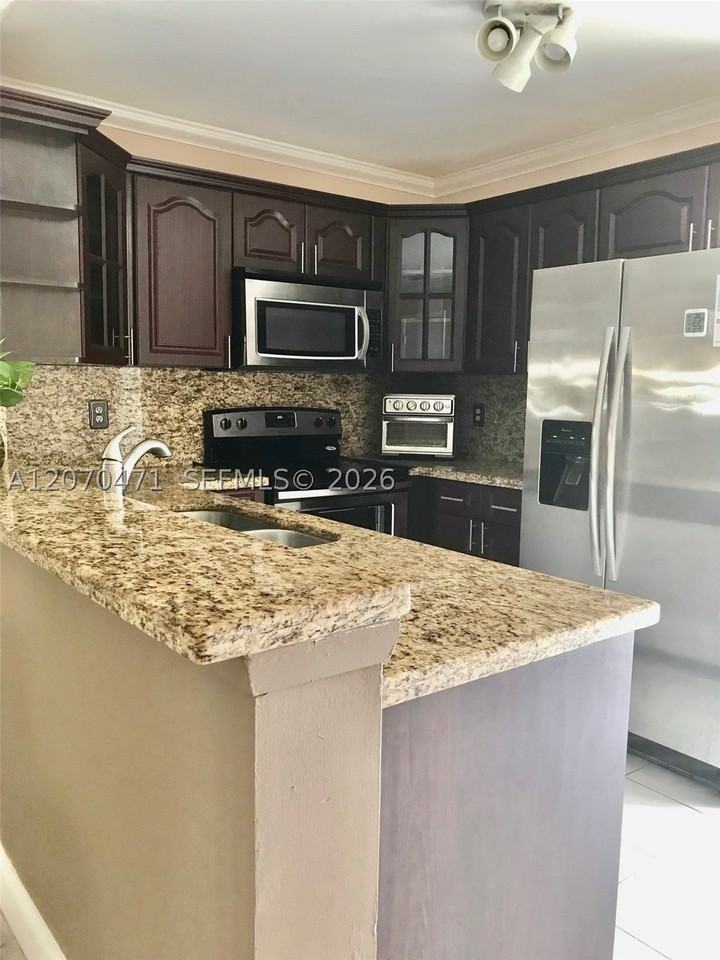 2864 Cambridge Ln - Photo 4 of 14