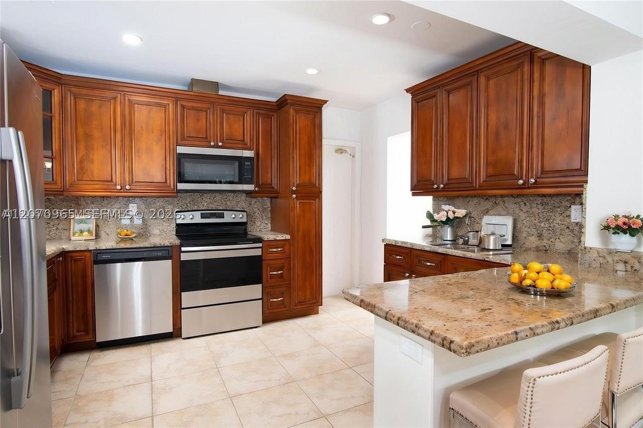 9310 Sw 57th Ter - Photo 4 of 11