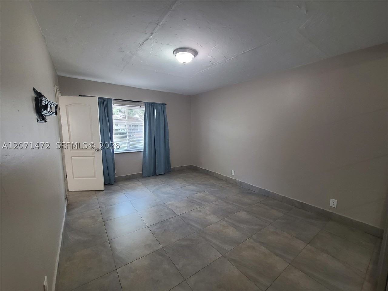 633 Ne 16th Ave #3 - Photo 3 of 13