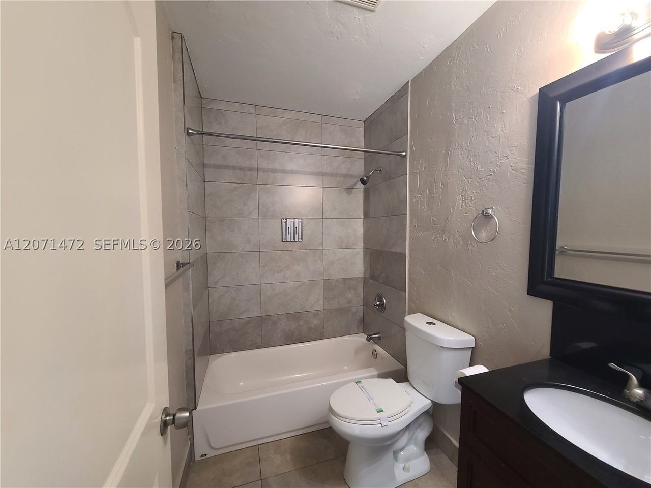 633 Ne 16th Ave #3 - Photo 4 of 13