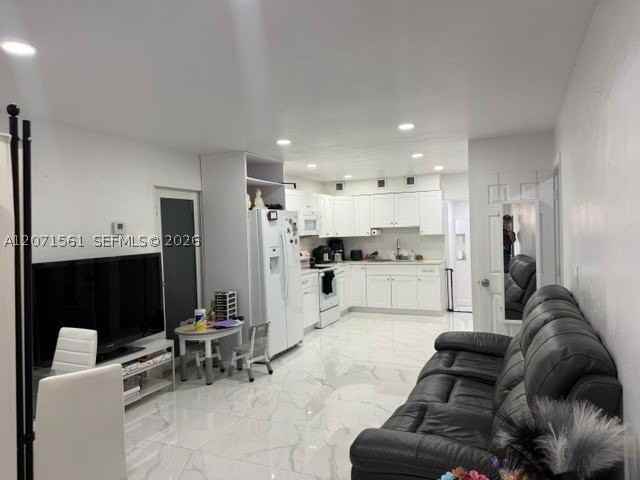 846 W 32nd St #1 - Photo 5 of 34