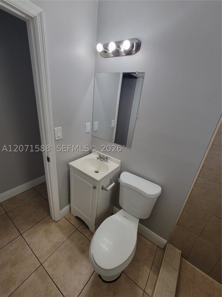 1740 Nw 1st Pl #3 - Photo 4 of 10
