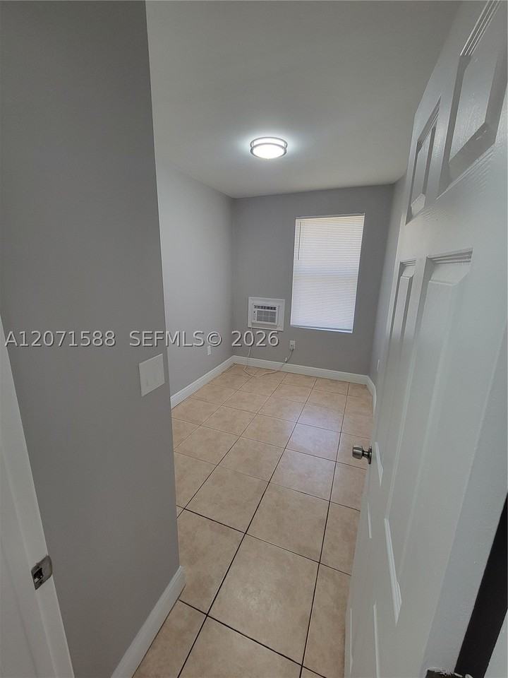 1740 Nw 1st Pl #3 - Photo 6 of 10