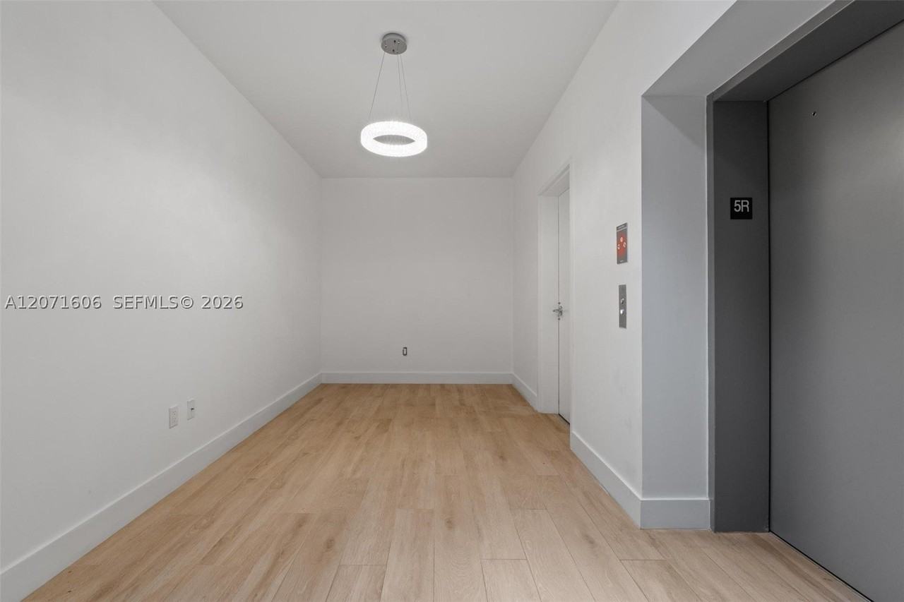 16385 Biscayne Blvd #521 - Photo 2 of 32