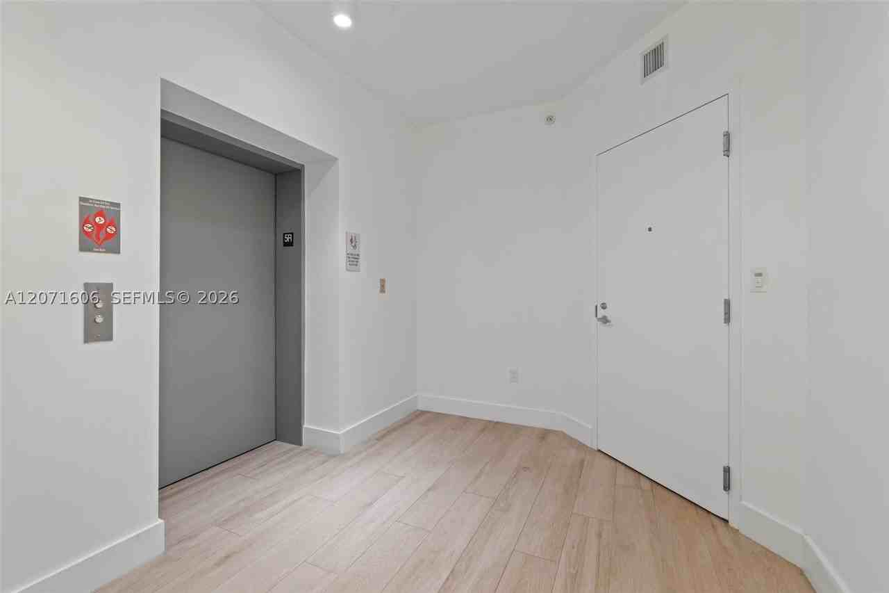 16385 Biscayne Blvd #521 - Photo 3 of 32
