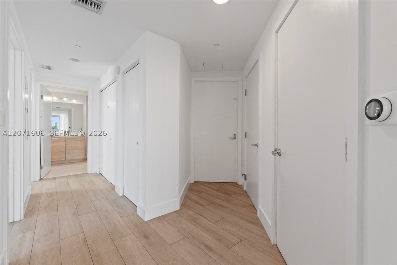 16385 Biscayne Blvd #521 - Photo 4 of 32