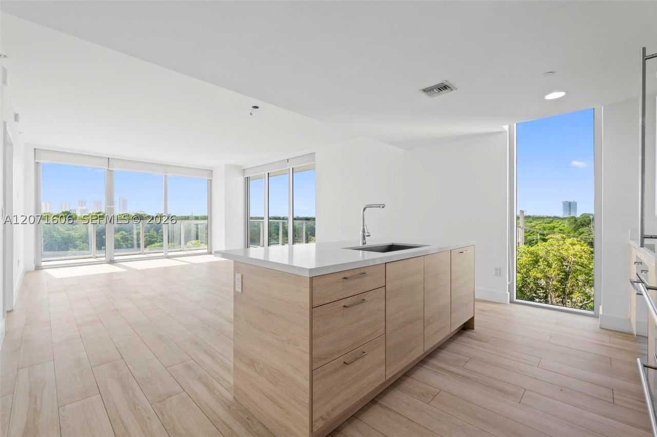 16385 Biscayne Blvd #521 - Photo 5 of 32