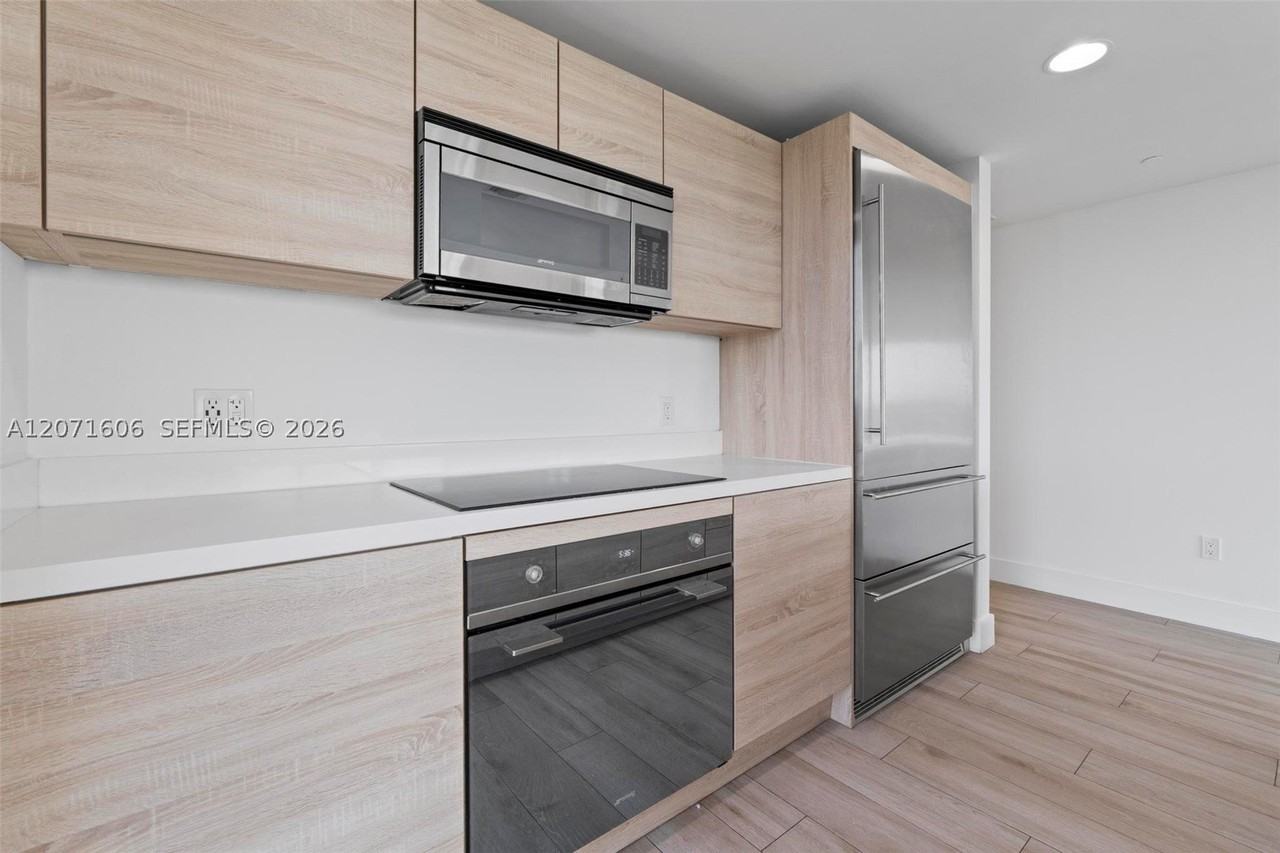 16385 Biscayne Blvd #521 - Photo 7 of 32