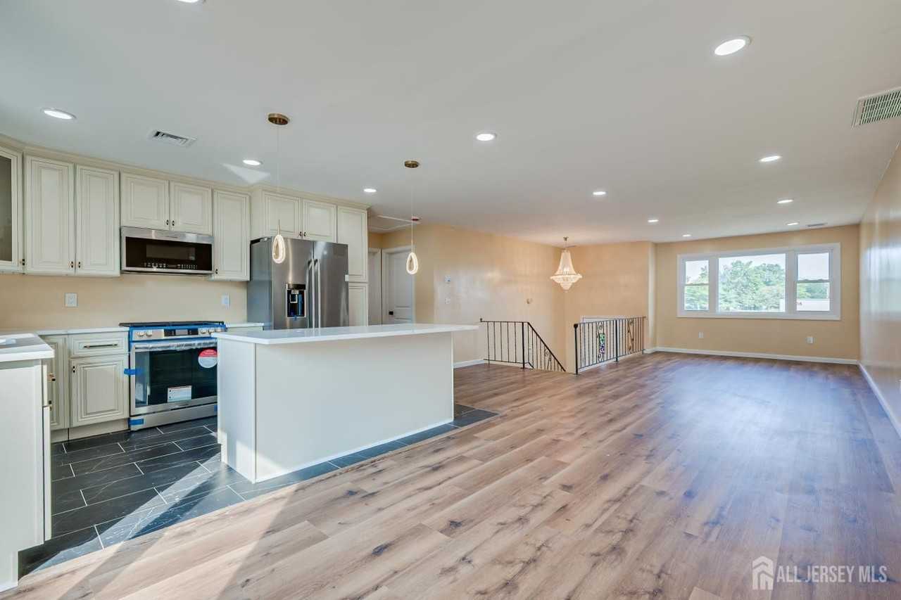 134 Frank St - Photo 2 of 19