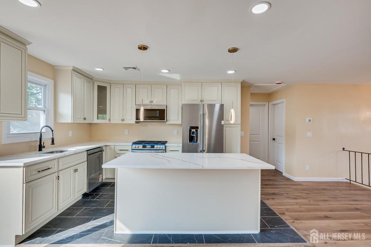 134 Frank St - Photo 3 of 19