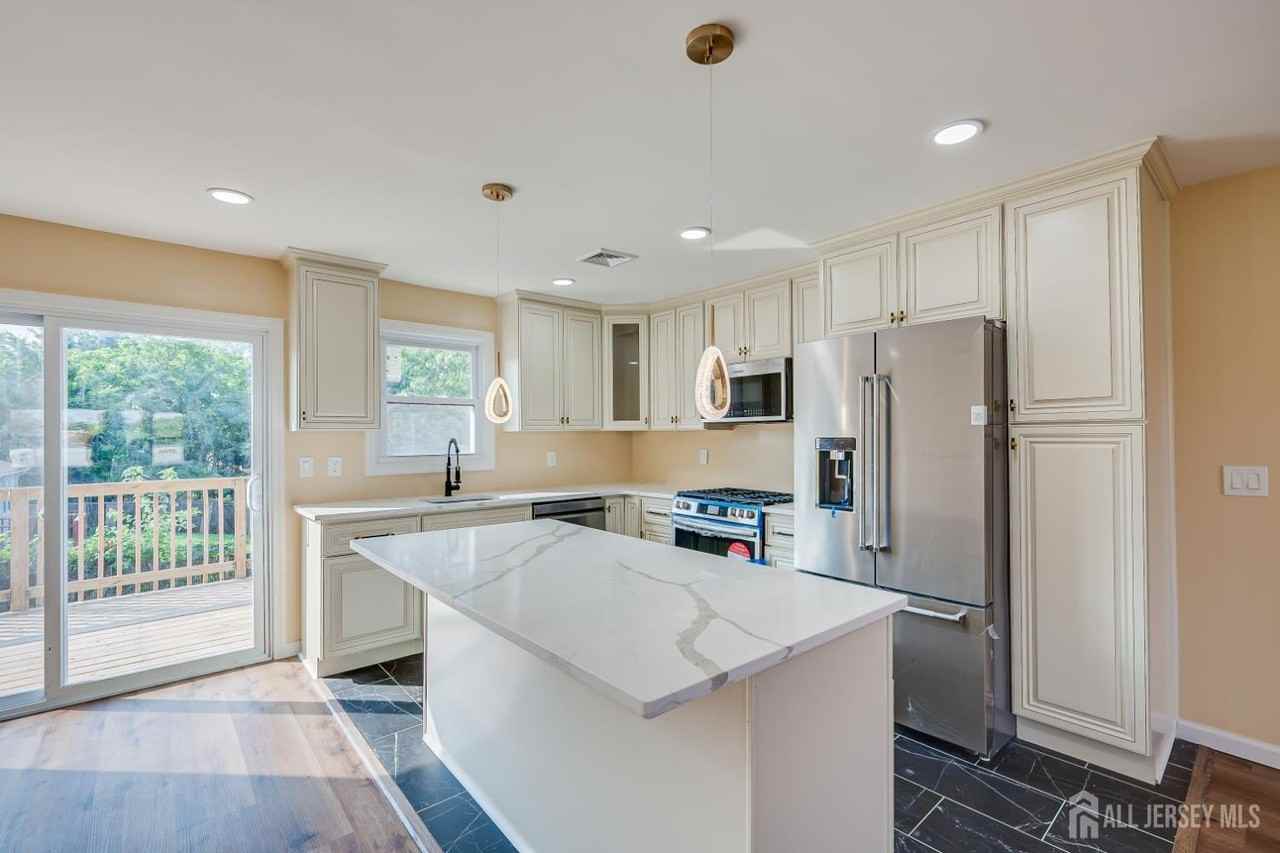 134 Frank St - Photo 4 of 19