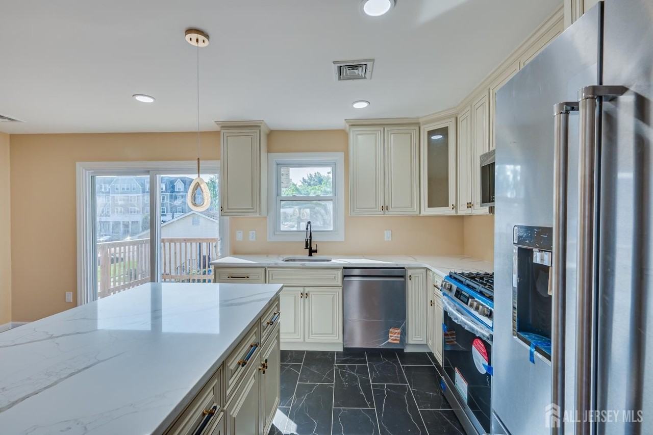 134 Frank St - Photo 5 of 19
