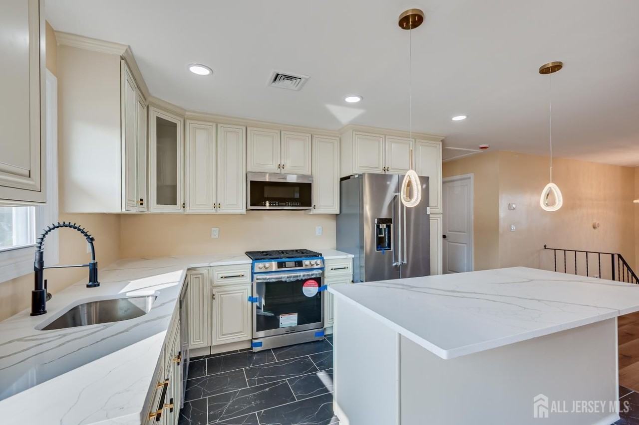 134 Frank St - Photo 6 of 19