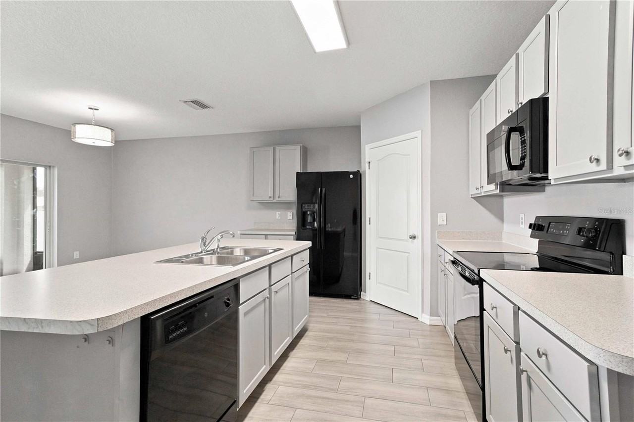 4042 Wayfarer Way - Photo 6 of 50