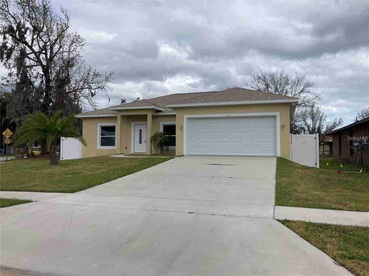 925 Lora St - Photo 2 of 17