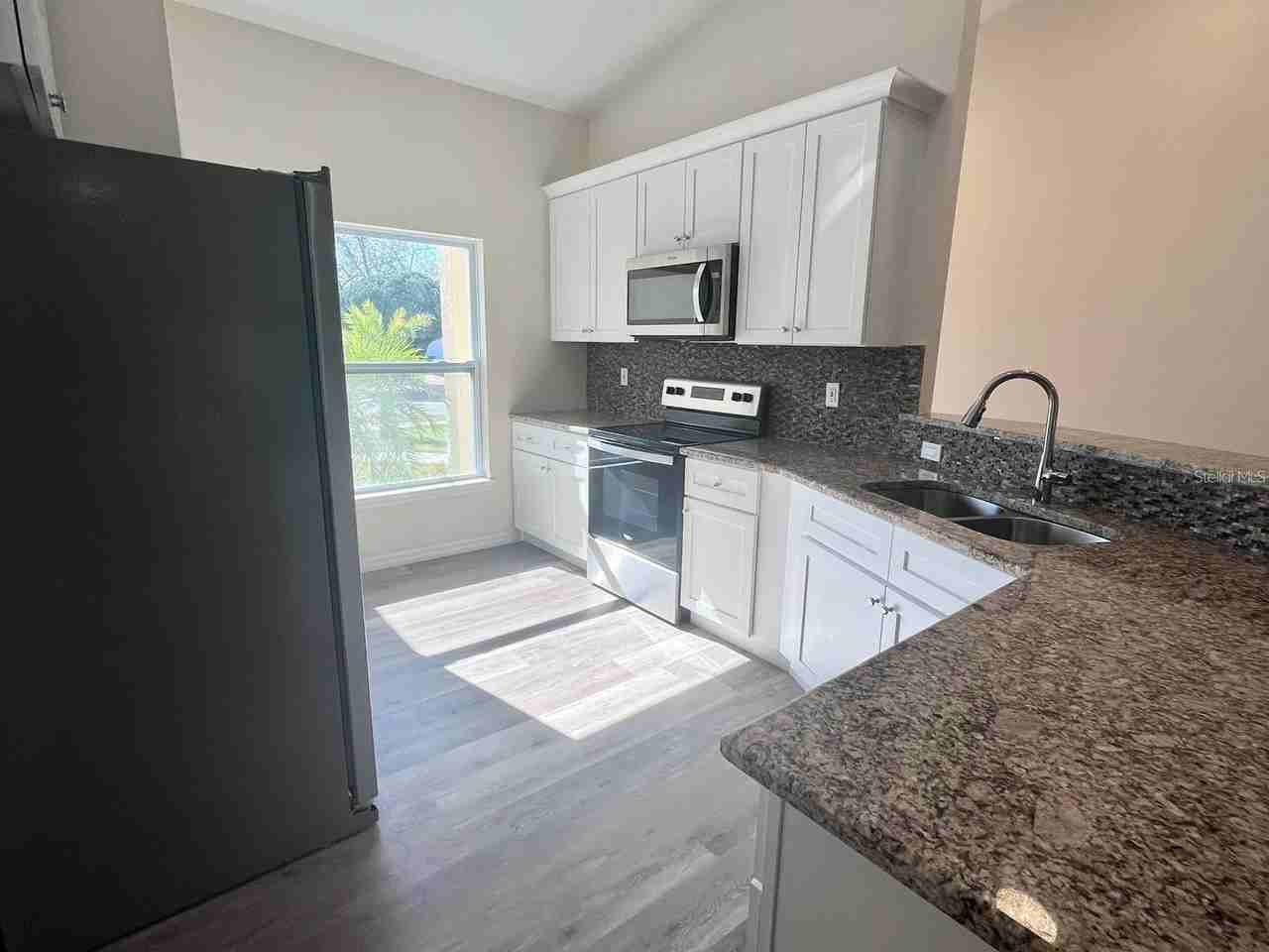 925 Lora St - Photo 3 of 17