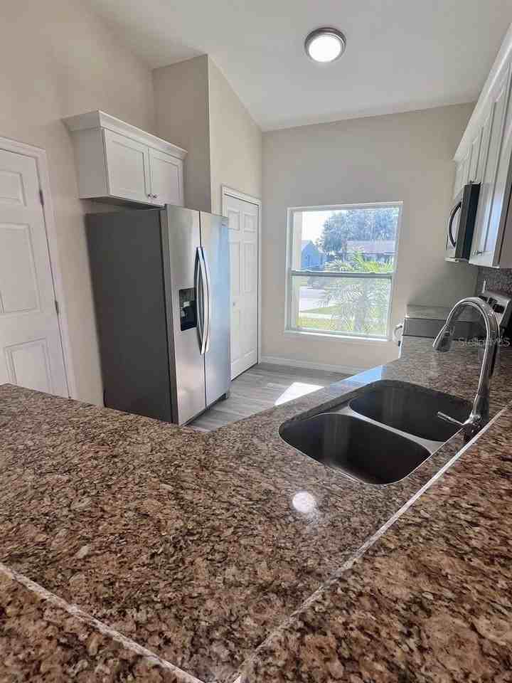 925 Lora St - Photo 5 of 17