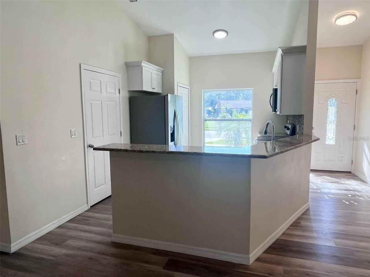 925 Lora St - Photo 6 of 17