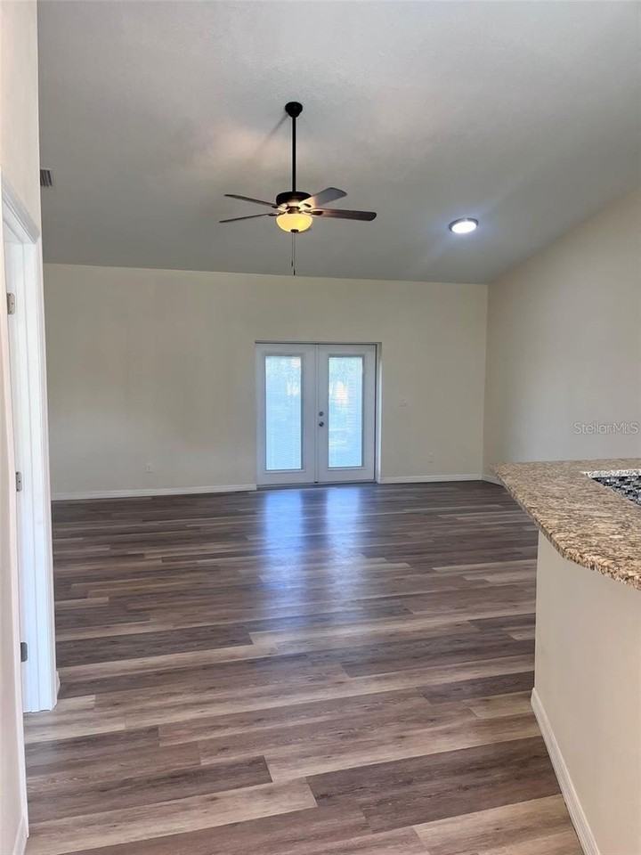 925 Lora St - Photo 7 of 17