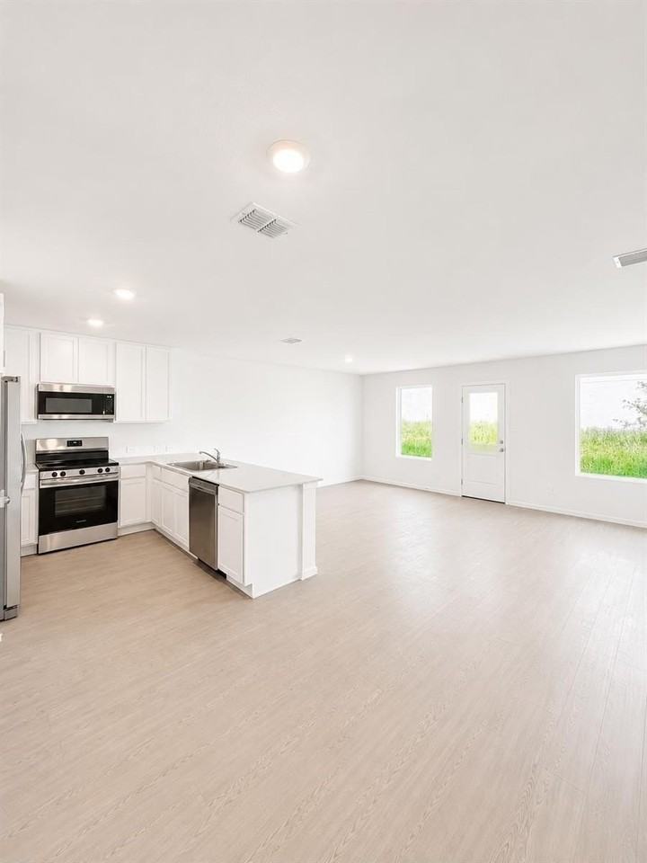 427 Artemis St - Photo 4 of 19