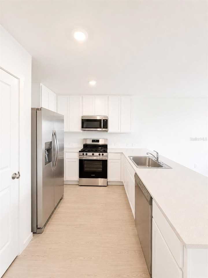 427 Artemis St - Photo 5 of 19