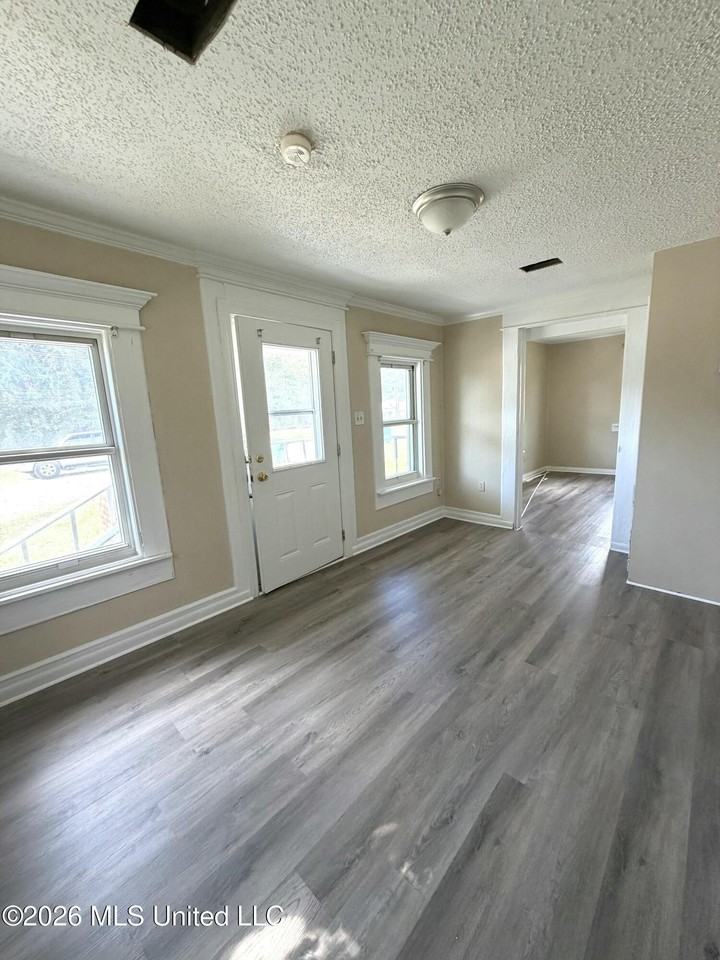 10 E Railroad St - Photo 2 of 5