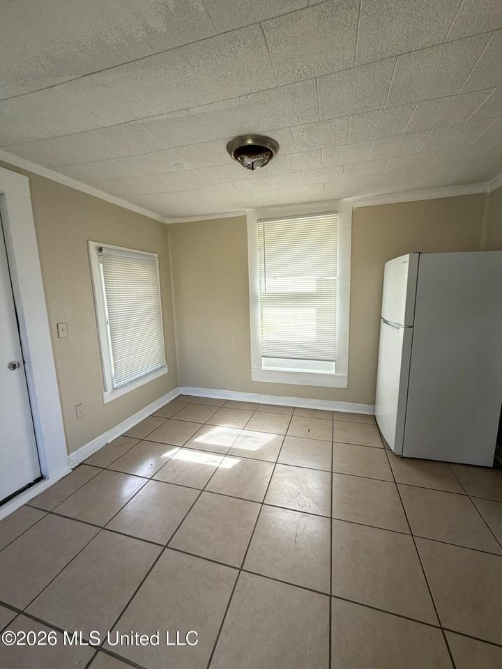 10 E Railroad St - Photo 3 of 5
