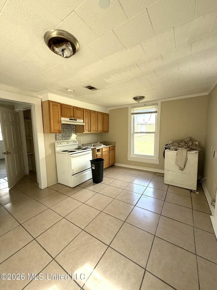 10 E Railroad St - Photo 4 of 5