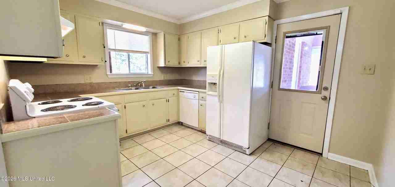 4205 Yosemite Dr - Photo 3 of 12