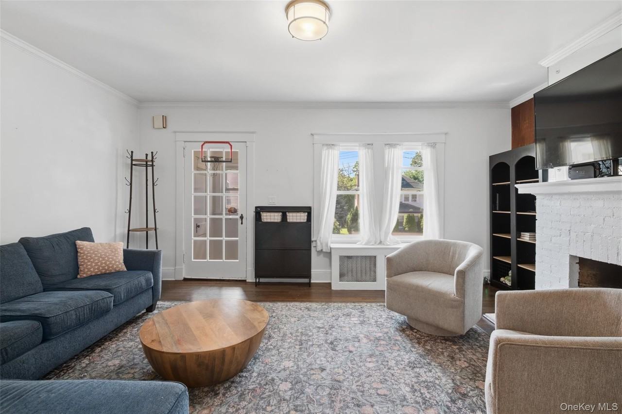 222 Carol Ave - Photo 4 of 15