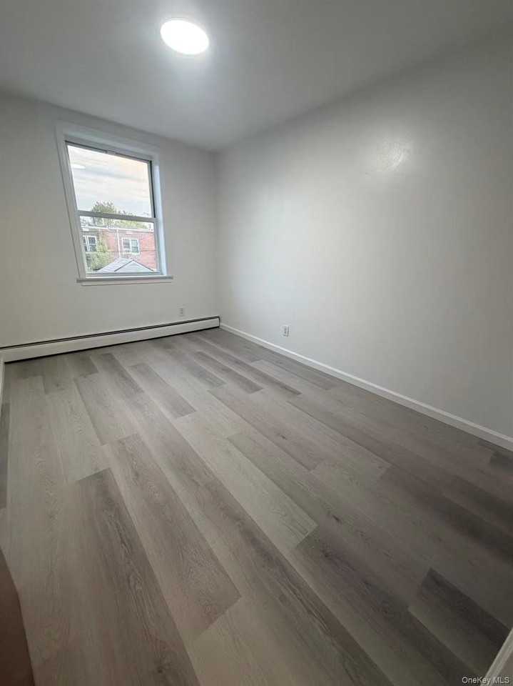 14442 Willets Point Blvd - Photo 5 of 10