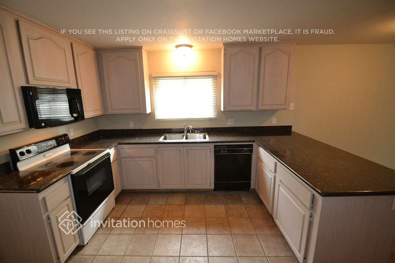 1542 Claremont Dr - Photo 3 of 7