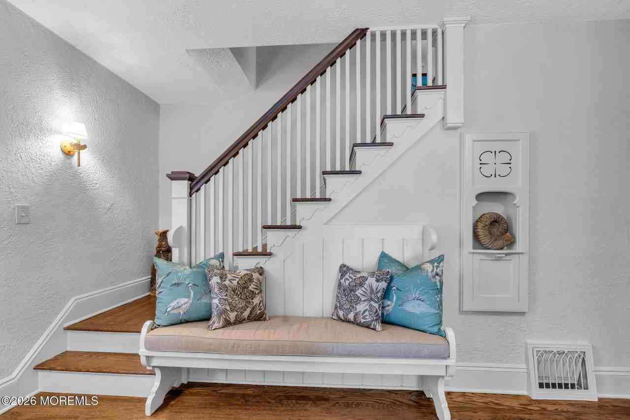 204 Monroe Ave - Photo 5 of 12