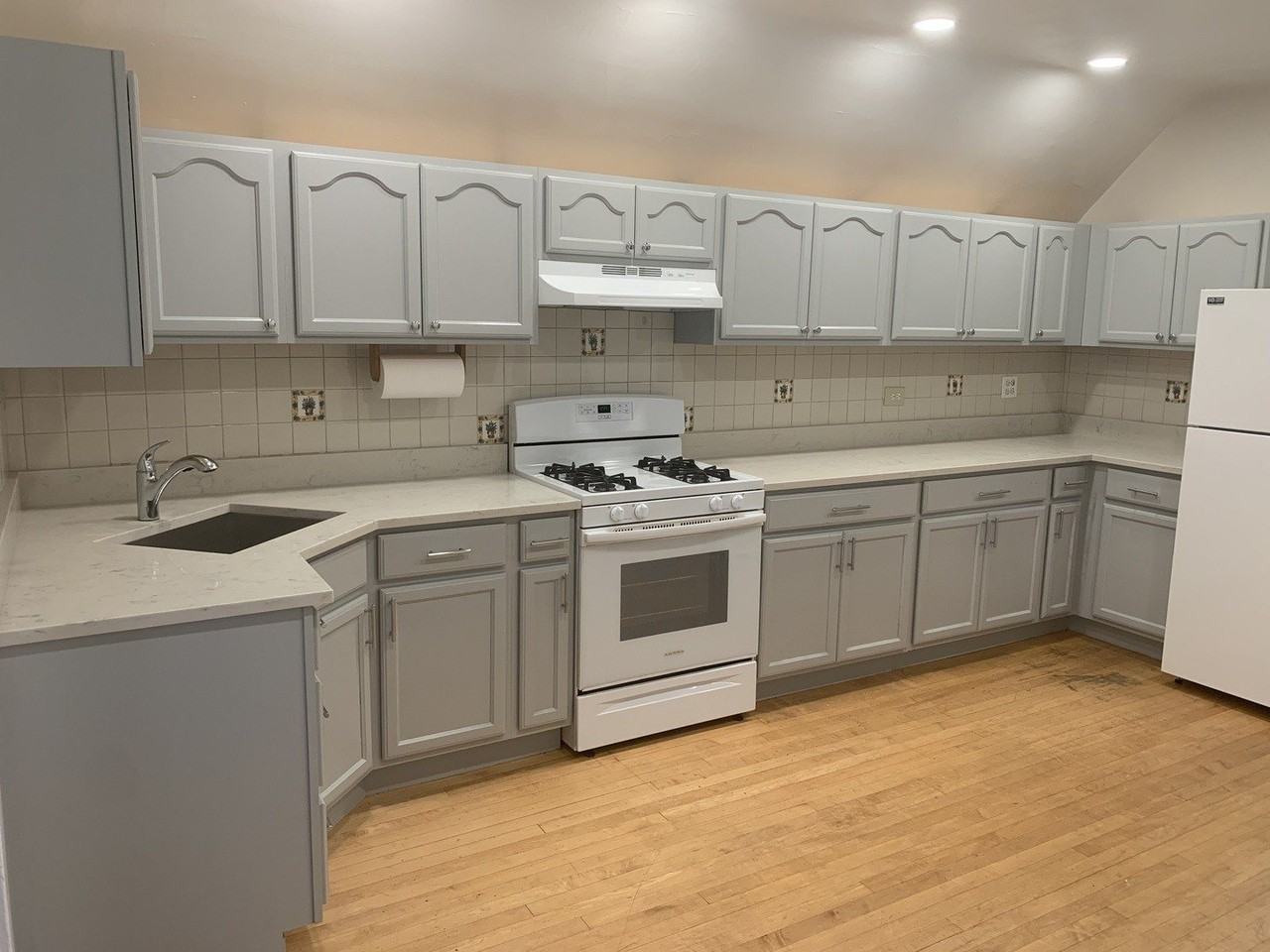 1940 W Eddy St #3 - Photo 2 of 12