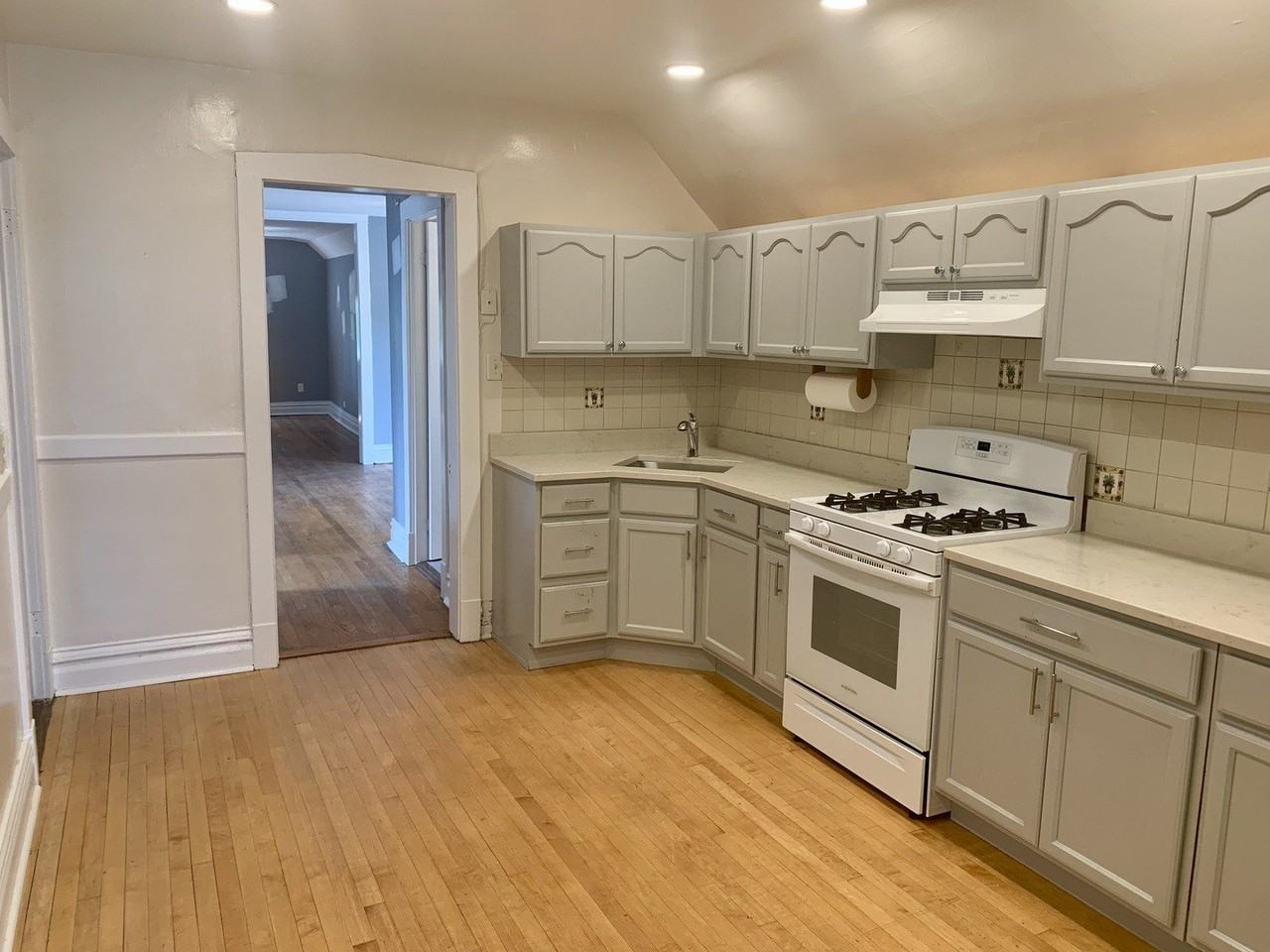 1940 W Eddy St #3 - Photo 3 of 12