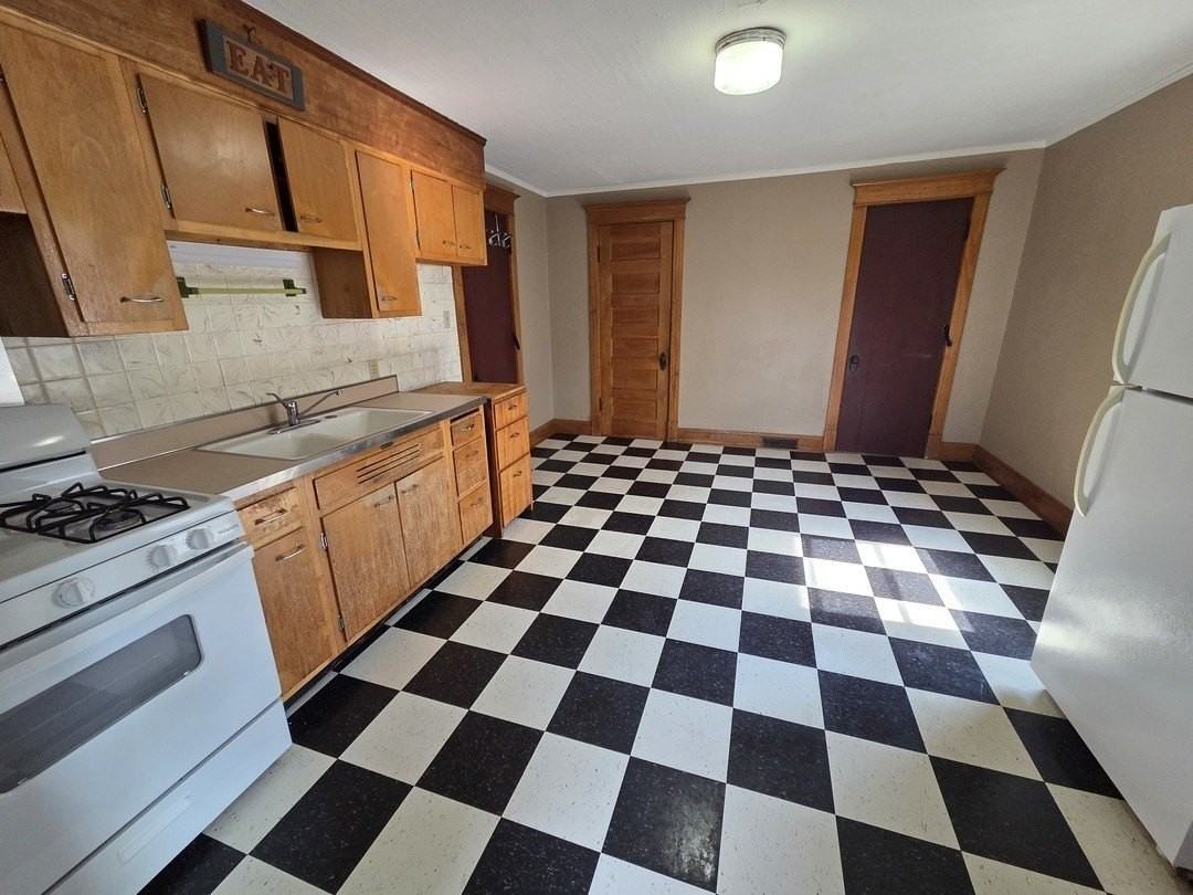 204 W Locust St #3 - Photo 3 of 11