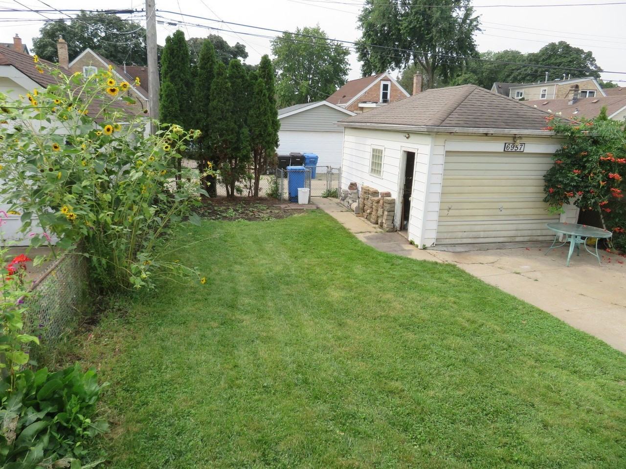 6957 W Fletcher St - Photo 3 of 50